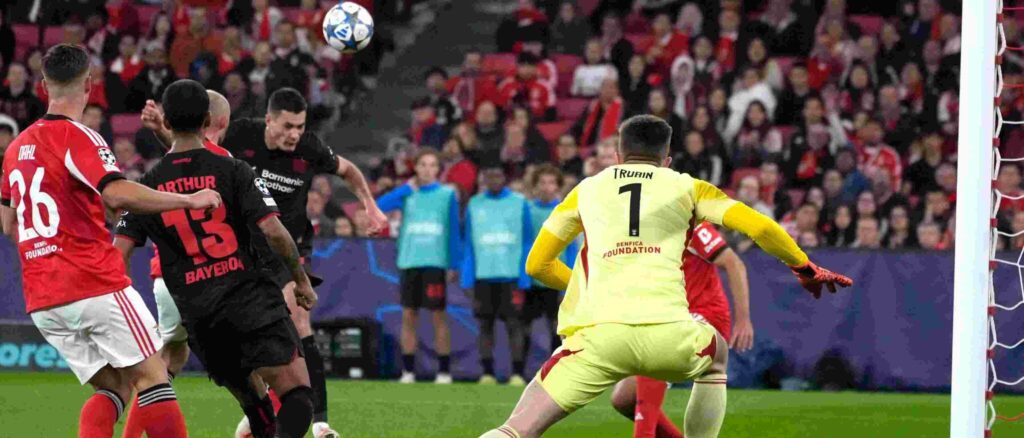 Patrick Shick heads the ball towards Benfica's goal