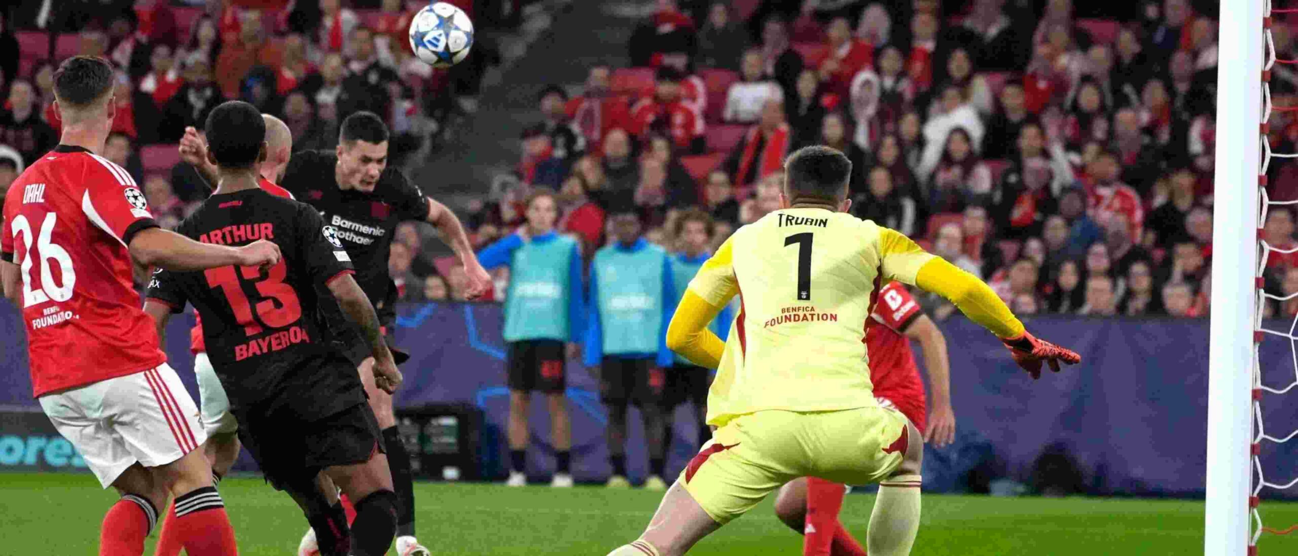 Patrick Shick heads the ball towards Benfica's goal