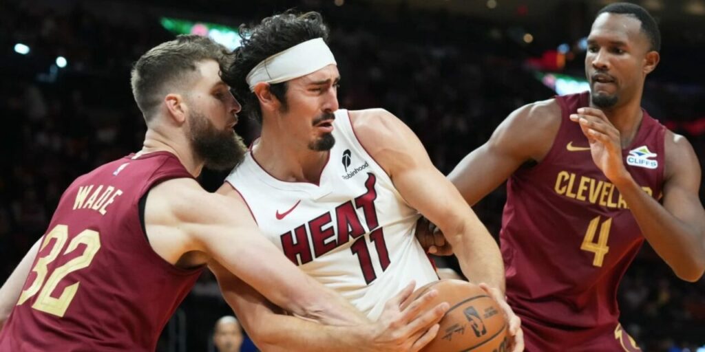 Dean Wade trying to steal the ball from Jaime Jaques Jr.