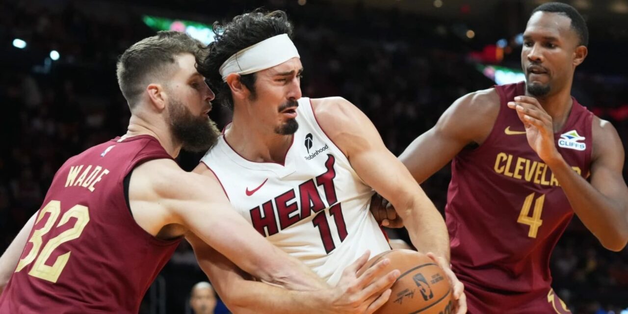 Dean Wade trying to steal the ball from Jaime Jaques Jr.