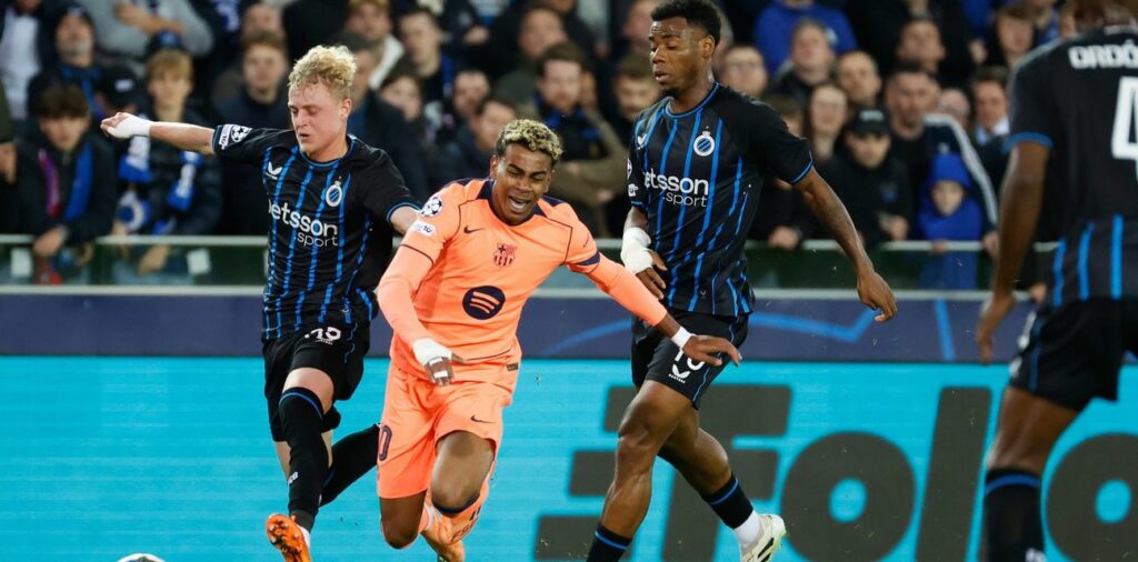 Lamine Yamal tries to dribble between 2 Club Brugge players