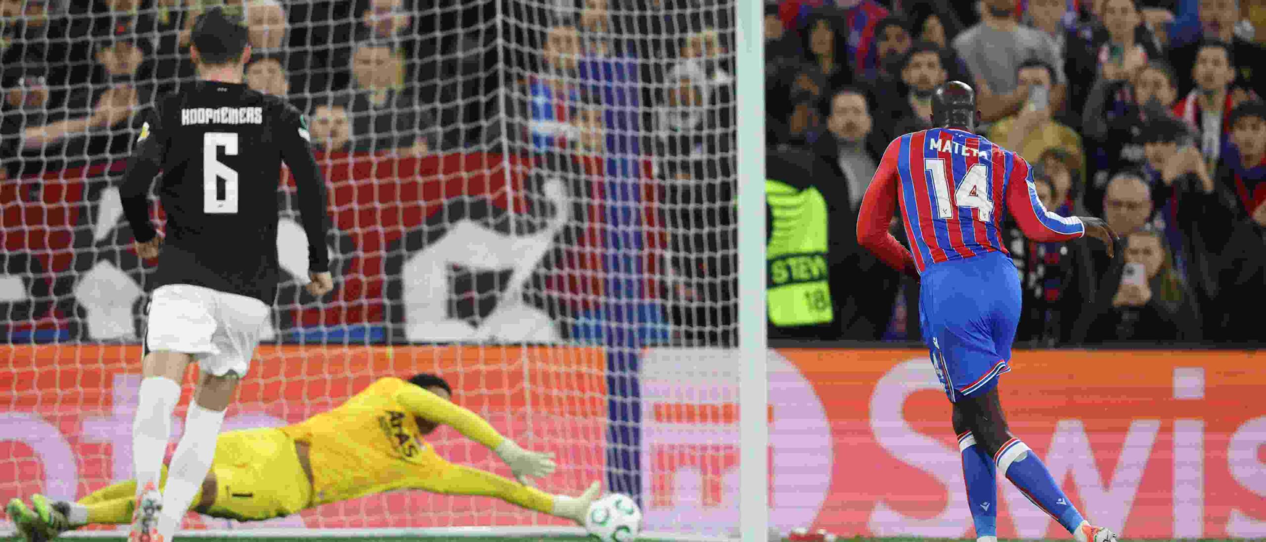 AZ goalkeeper saves Jean-Philippe Mateta's penalty kick