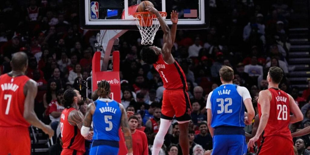 Amen Thompson dunks the ball in Dallas Mavericks' basket