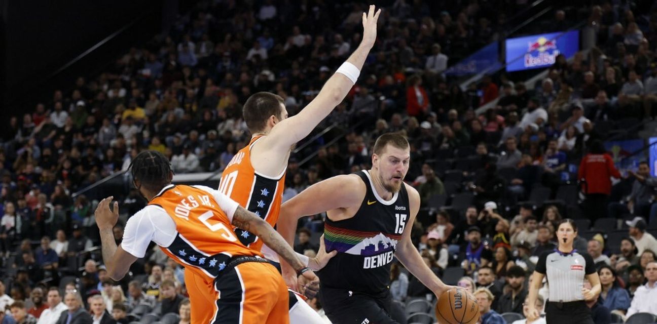 Los Angeles Clippers players trying to stop Nikola Jokic