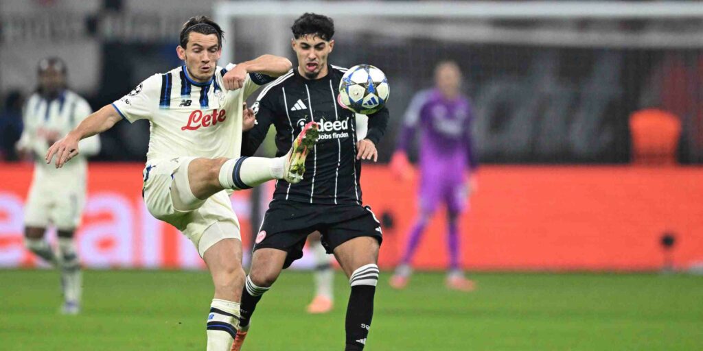 Eintracht and Atalanta players battle for the ball