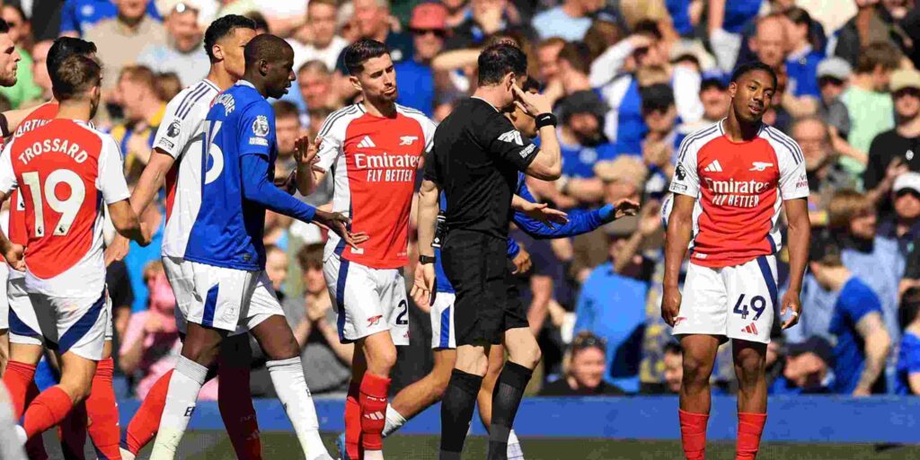 Myles Lewis-Skelly receiving red card in Arsenal's match against Everton