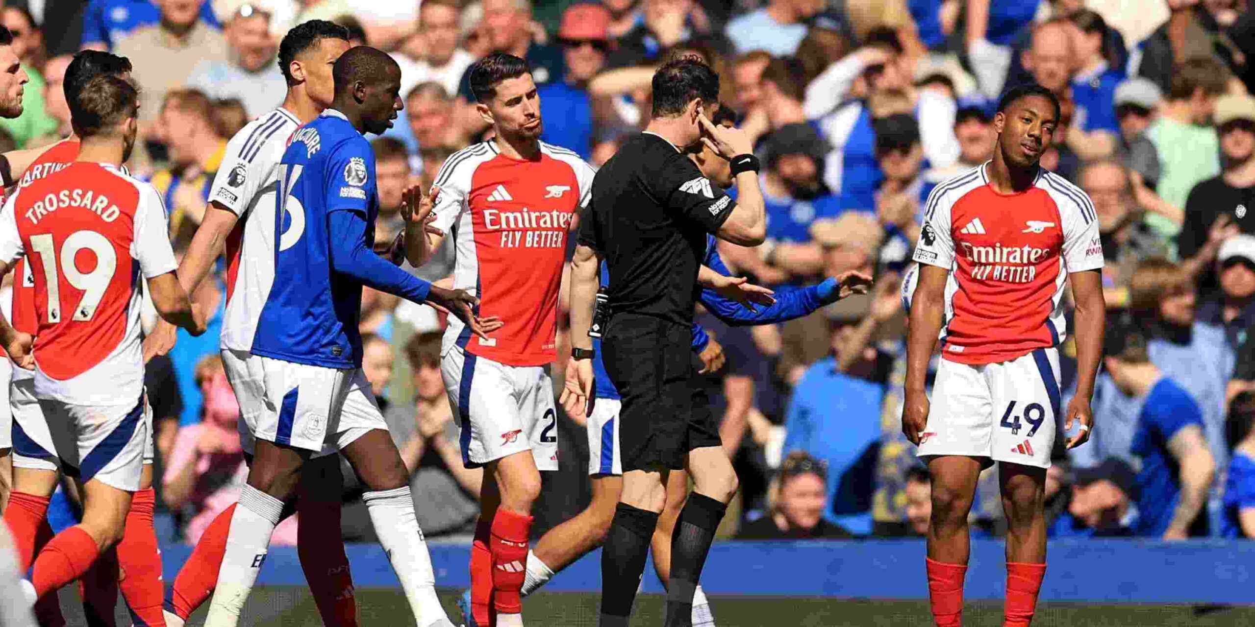 Myles Lewis-Skelly receiving red card in Arsenal's match against Everton