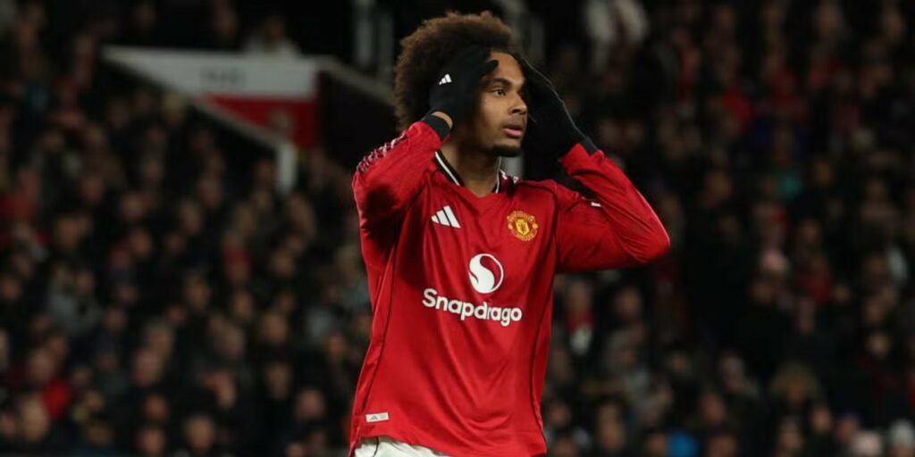 Joshua Zirkzee holding his head after a missed chance