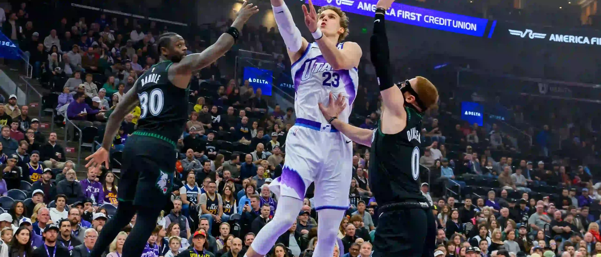 Lauri Markkanen attacking Minnesota's basket