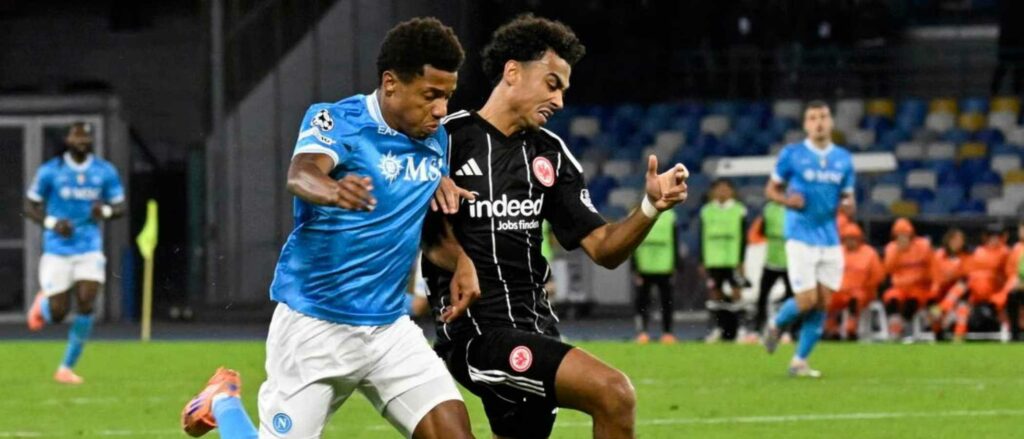 Napoli and Eintracht players in a battle for the ball