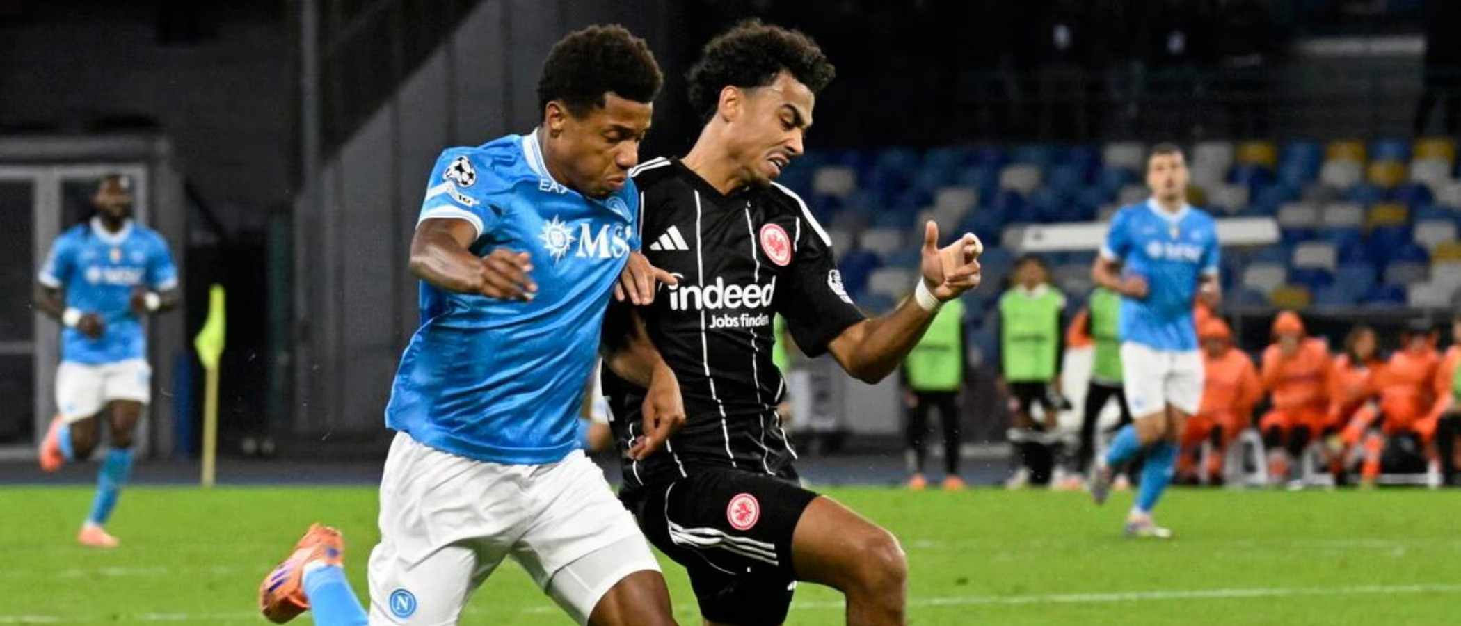 Napoli and Eintracht players in a battle for the ball