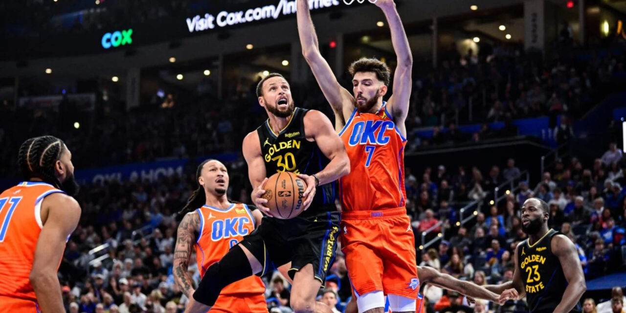 Chet Holmgren trying to block Steph Curry from scoring