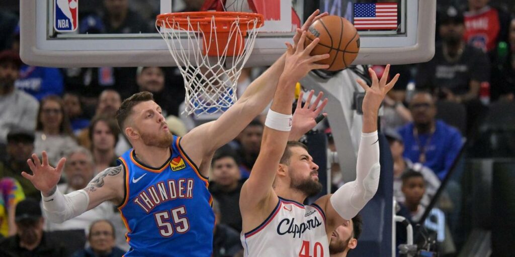 Isaiah Hartenstein blocks a Clippers player