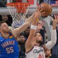 Isaiah Hartenstein blocks a Clippers player