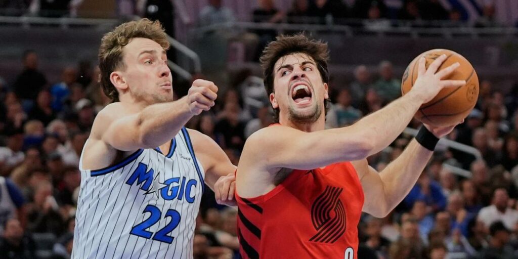 Deni Avdija trying to score despite Franz Wagner's defence