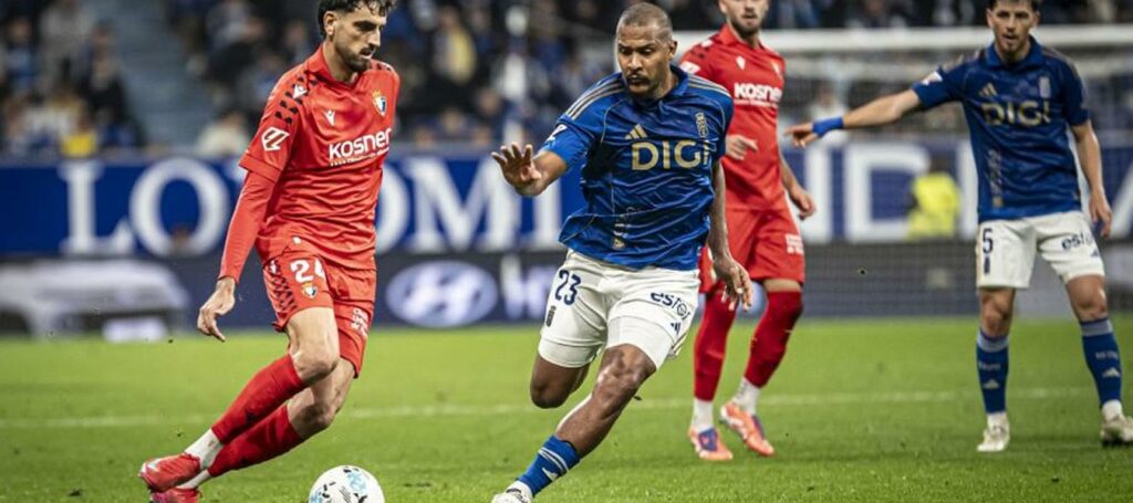 Players from Oviedo and Osasuna in a battle for the ball