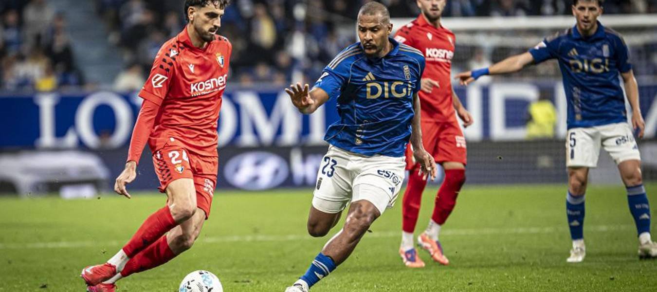 Players from Oviedo and Osasuna in a battle for the ball