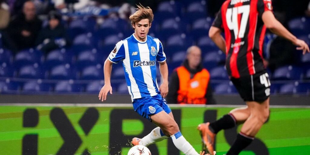 Porto player dribbling with the ball in the match against Nice