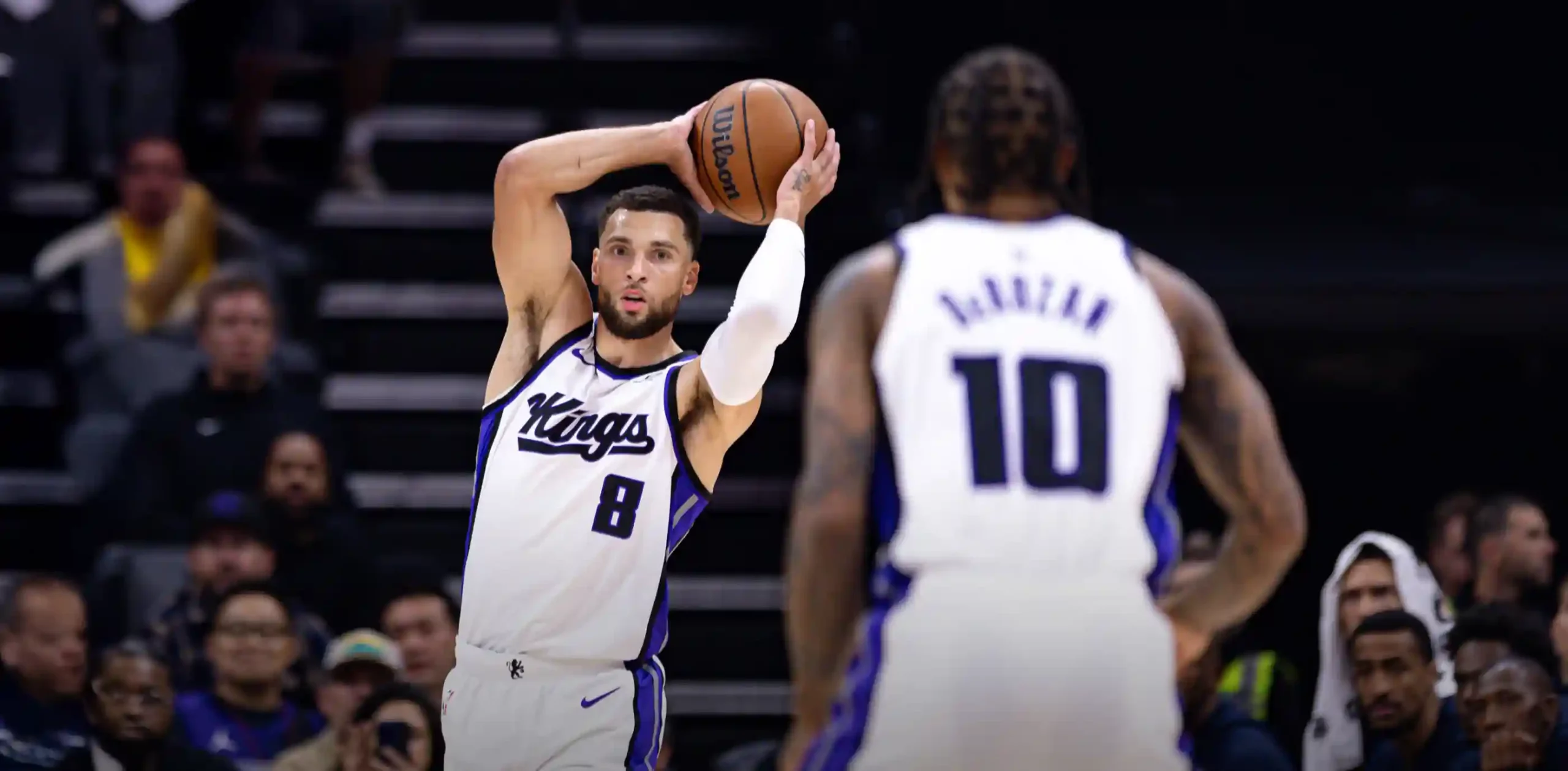 Zach LaVine passes the ball to DeMar DeRozan