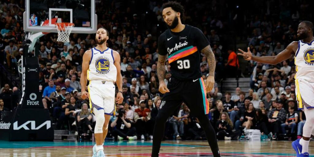 Steph Curry enjoying himself behind San Antonio's Julian Champagnie