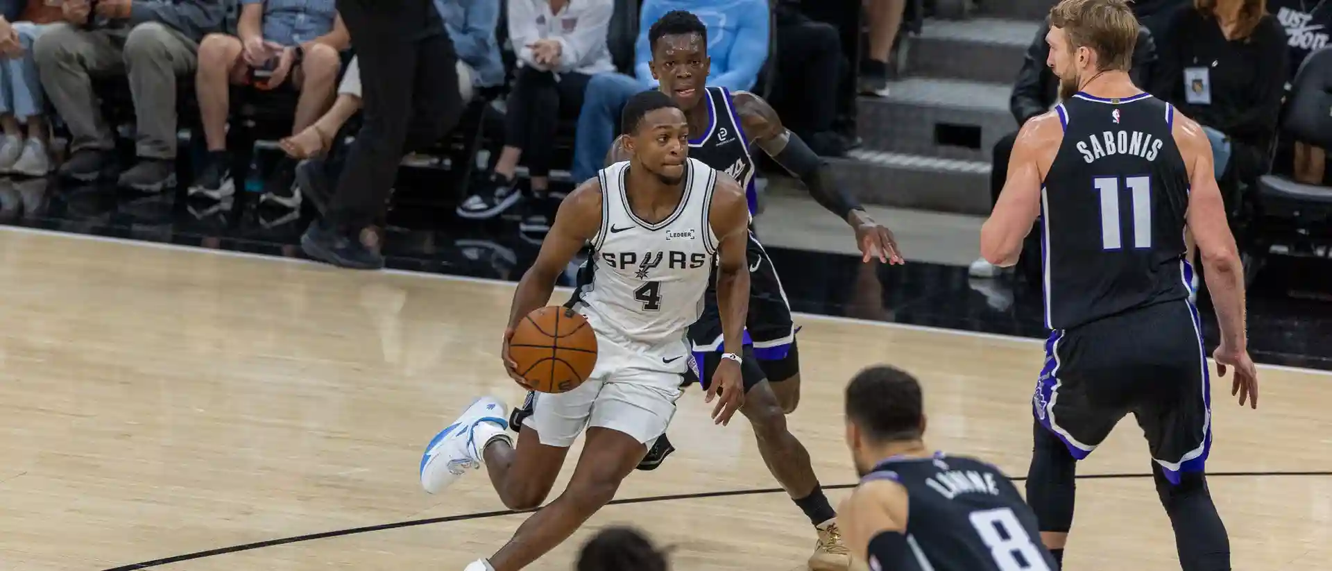 De'Aaron Fox dribbles the ball