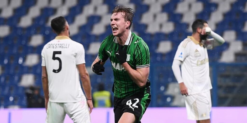 Kristian Thorstvedt celebrates after equalising deep into stoppage time for Sassuolo against Pisa