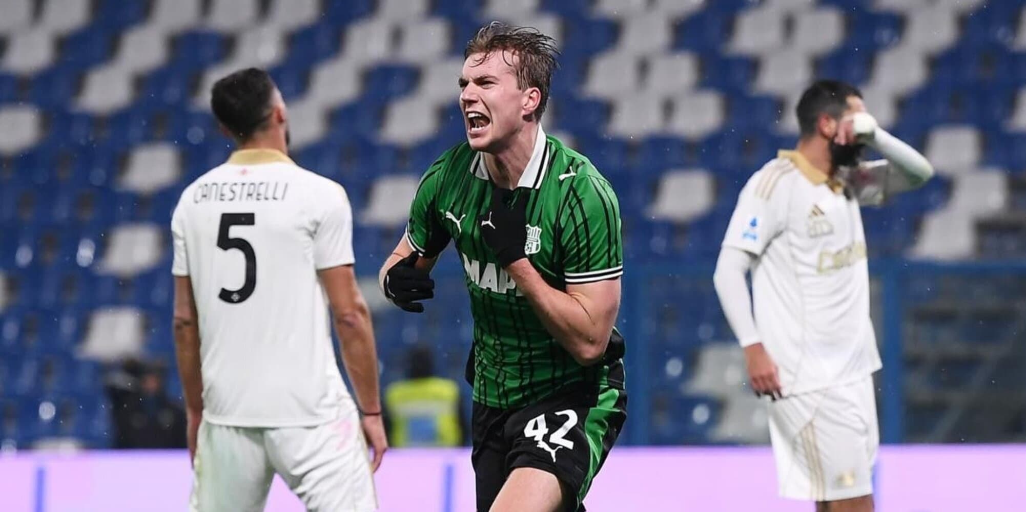 Kristian Thorstvedt celebrates after equalising deep into stoppage time for Sassuolo against Pisa