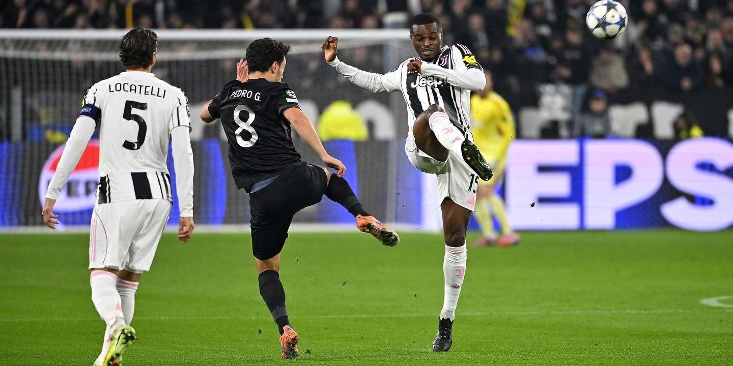 Players from Sporting and Juventus in a battle for the ball