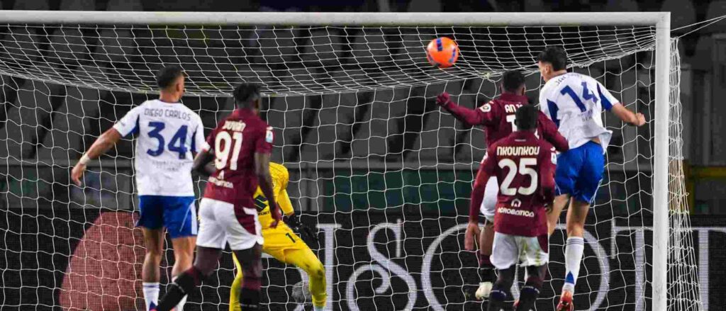 Jacobo Ramon scoring a header for Como against Torino