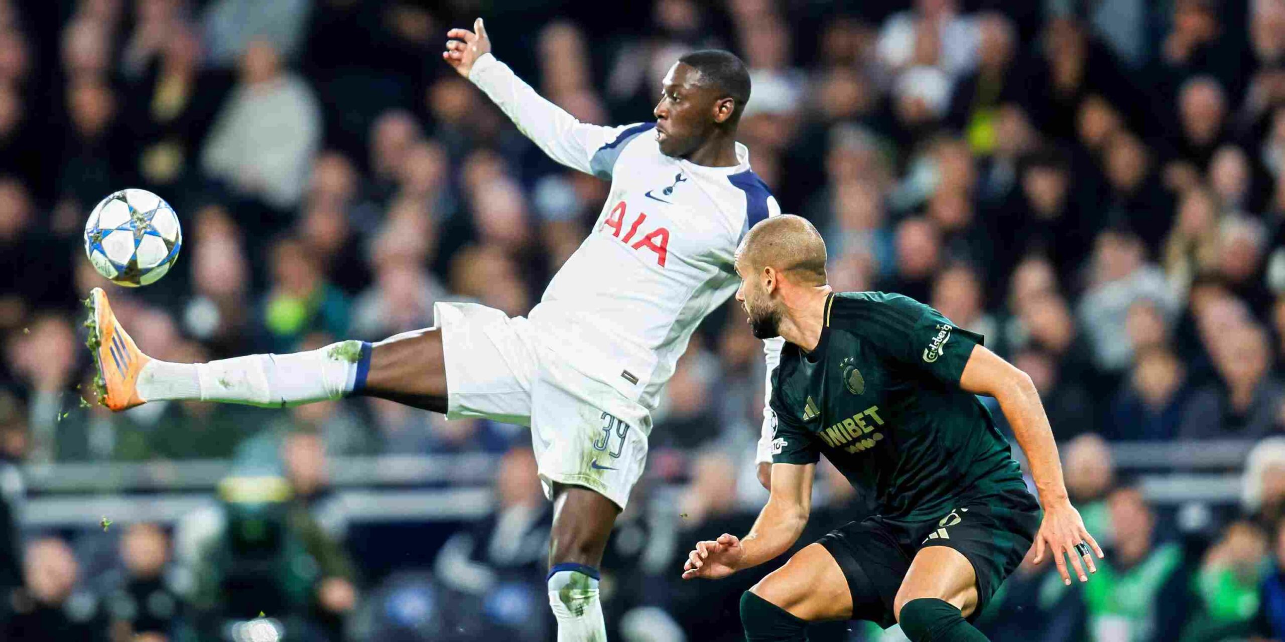 Randal Kolo Muani controls the ball in front of Copenhagen player