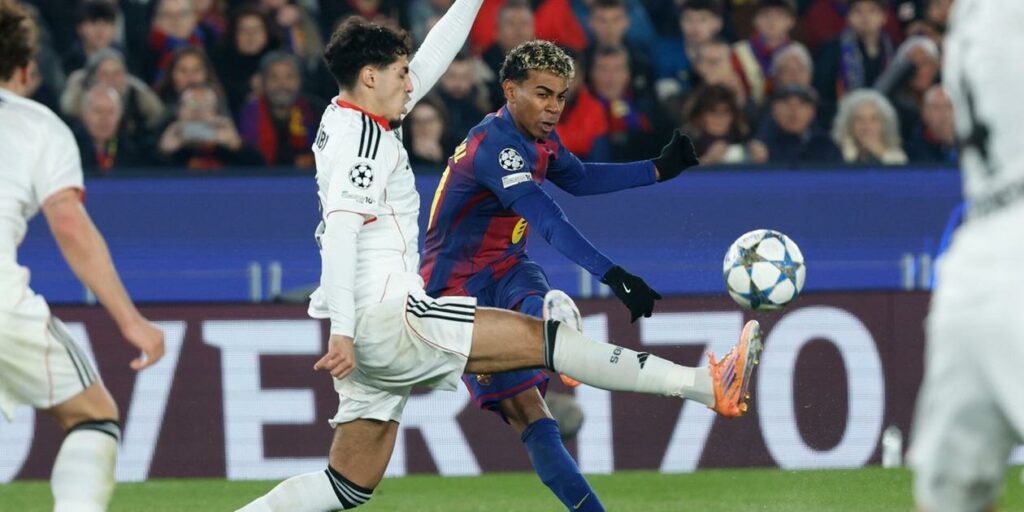 Lamine Yamal crosses the ball