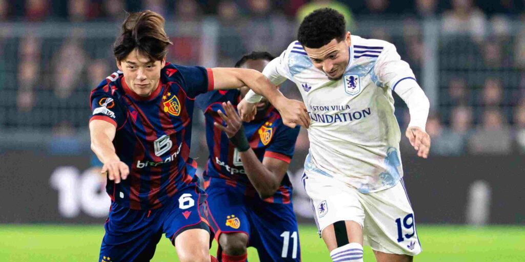 Jadon Sancho and Keigo Tsunemoto in a ground duel