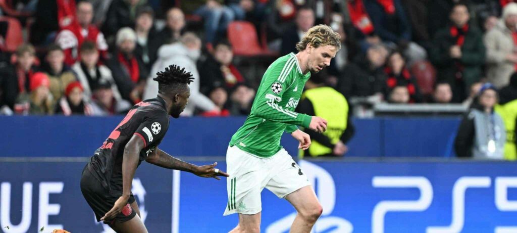 Bayer Leverkusen player trying to stop Nick Woltemade