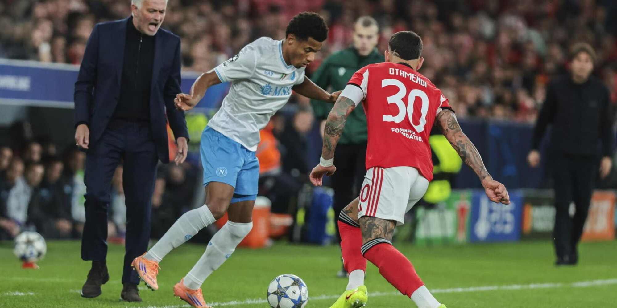 David Neres dribbles the ball