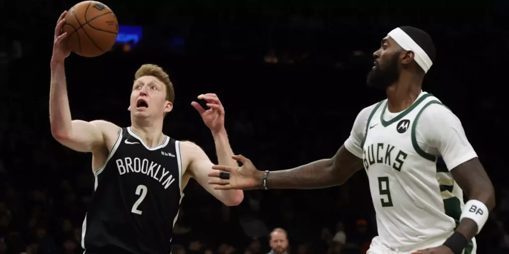 Danny Wolf attacking Milwaukee Bucks' basket