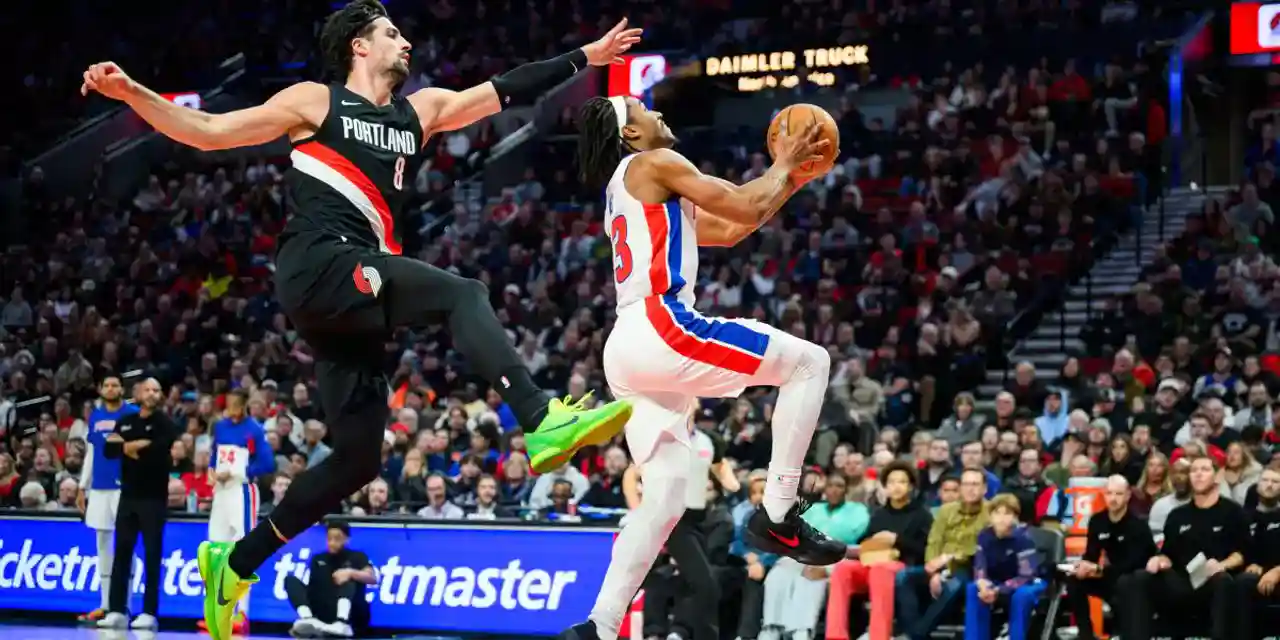 Deni Avdija trying to block Detroit Pistons player