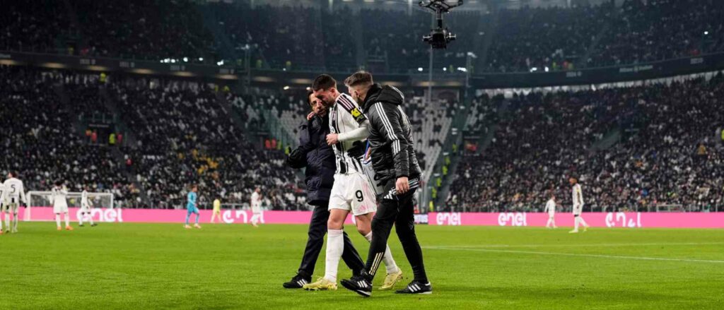 Dusan Vlahovic leaving the field with the help of Juventus' medical staff