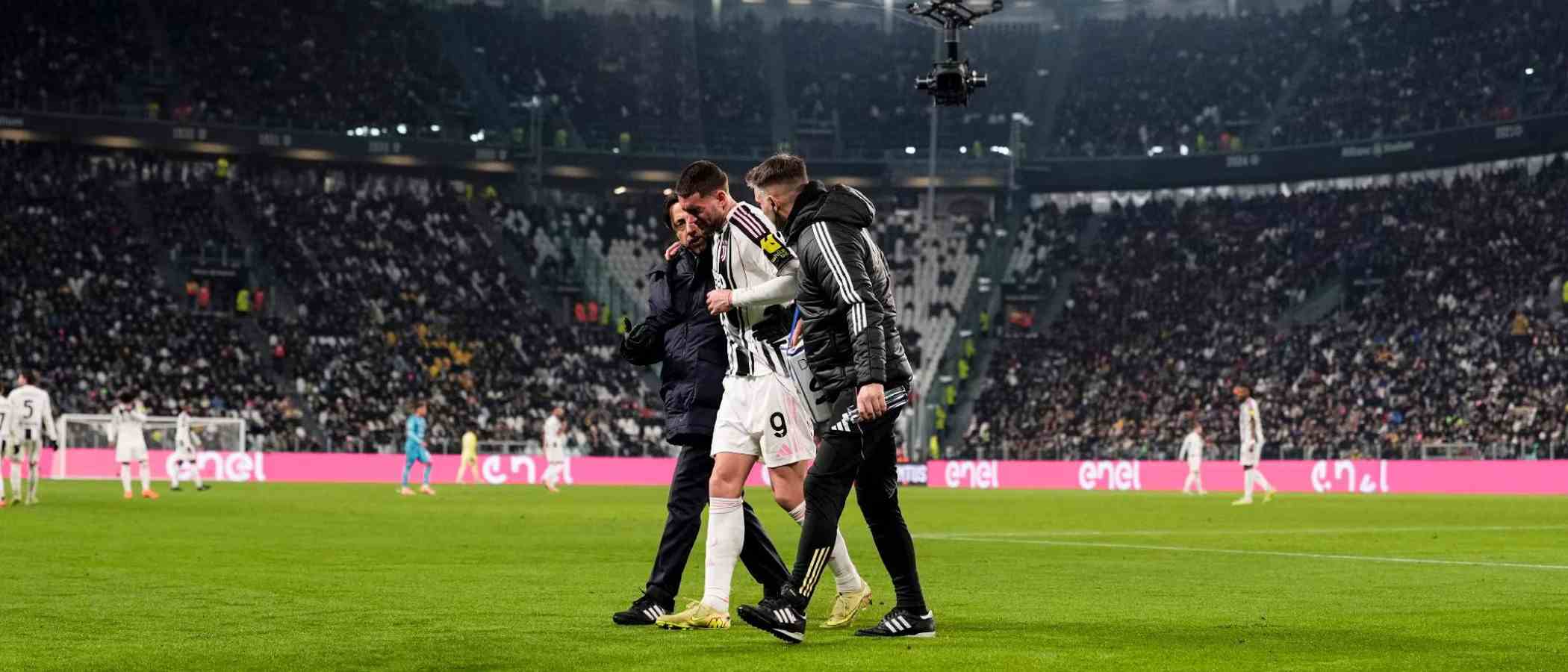 Dusan Vlahovic leaving the field with the help of Juventus' medical staff