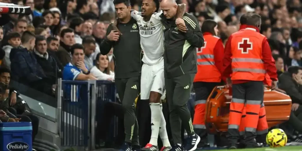 Eder Militao leaving the field with the help of Real Madrid's medical staff after sustaining heavy injury