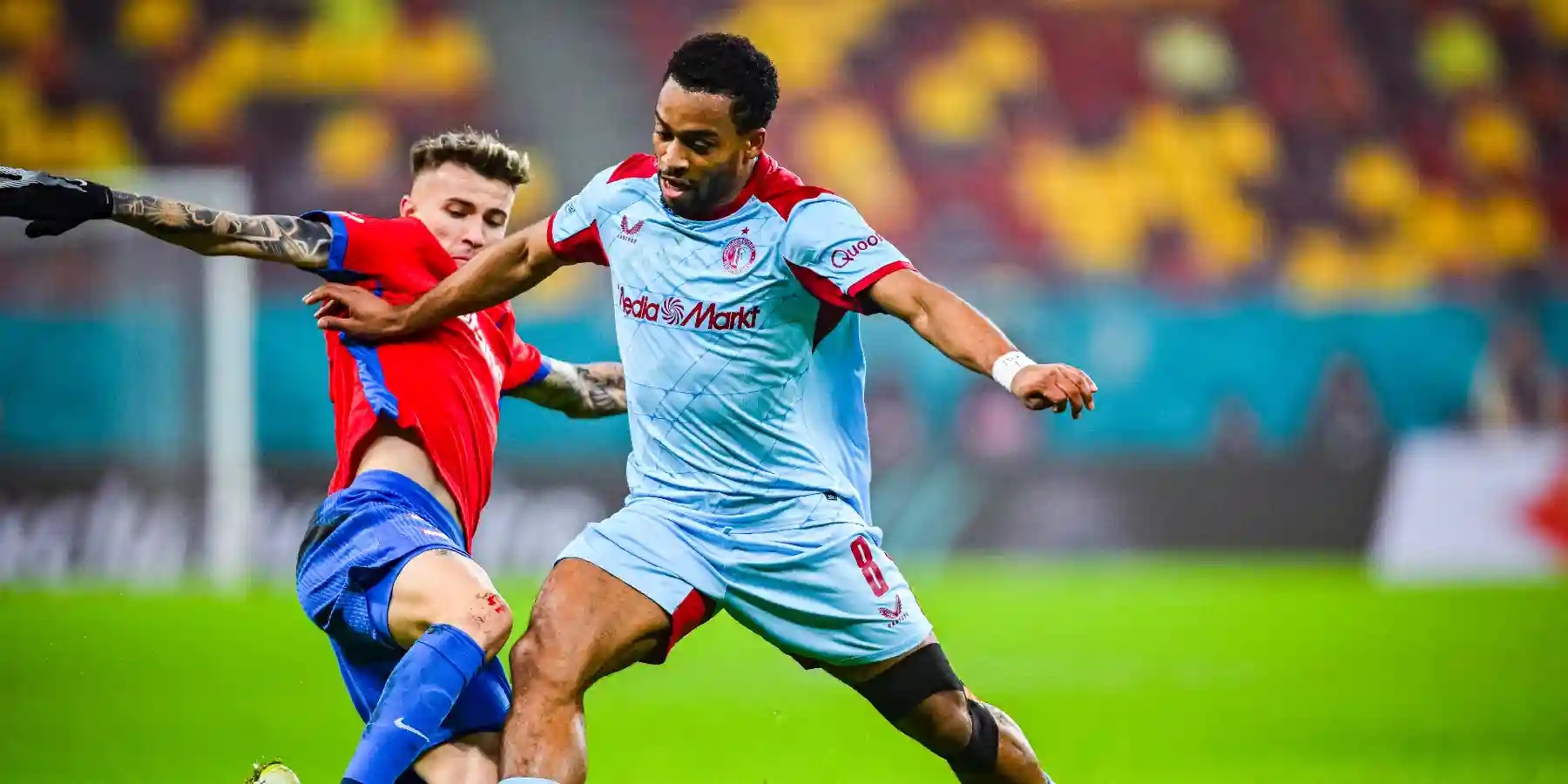 FCSB and Feyenoord players in a battle for the ball
