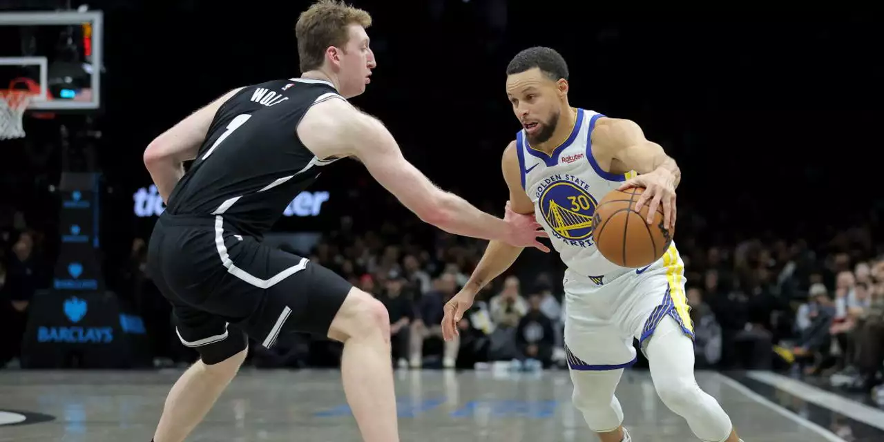 Steph Curry driblling the ball