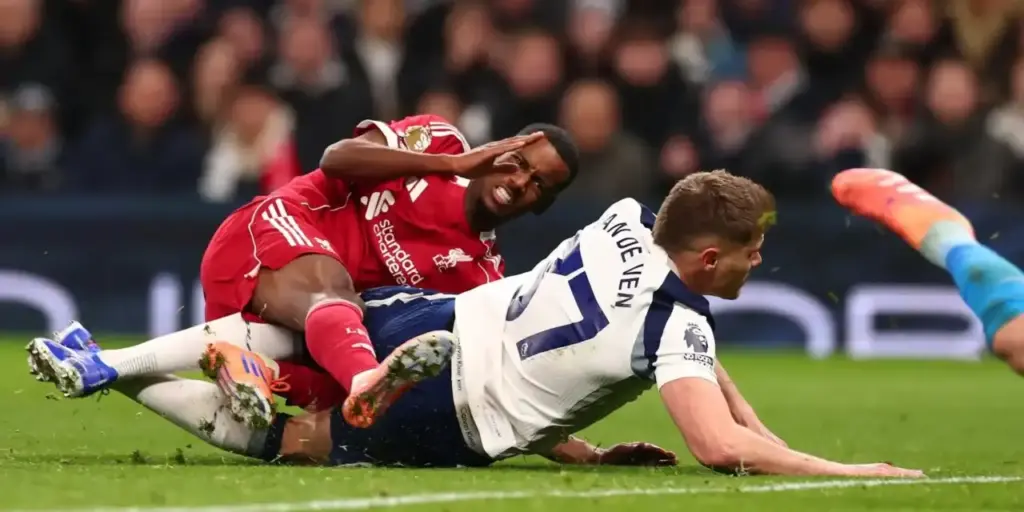 Micky Van de Ven tackling Alexander Isak