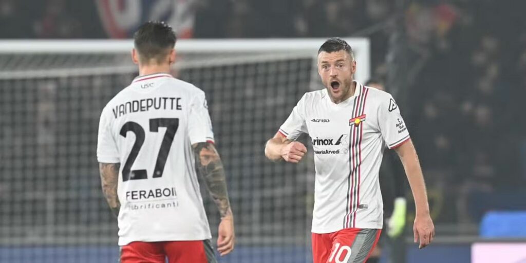 Jamie Vardy celebrates Cremonese goal with a teammate