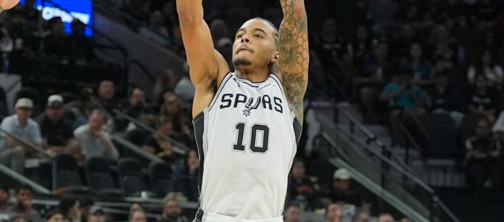 Jeremy Sochan executing a jump shot