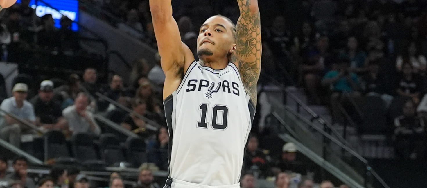 Jeremy Sochan executing a jump shot