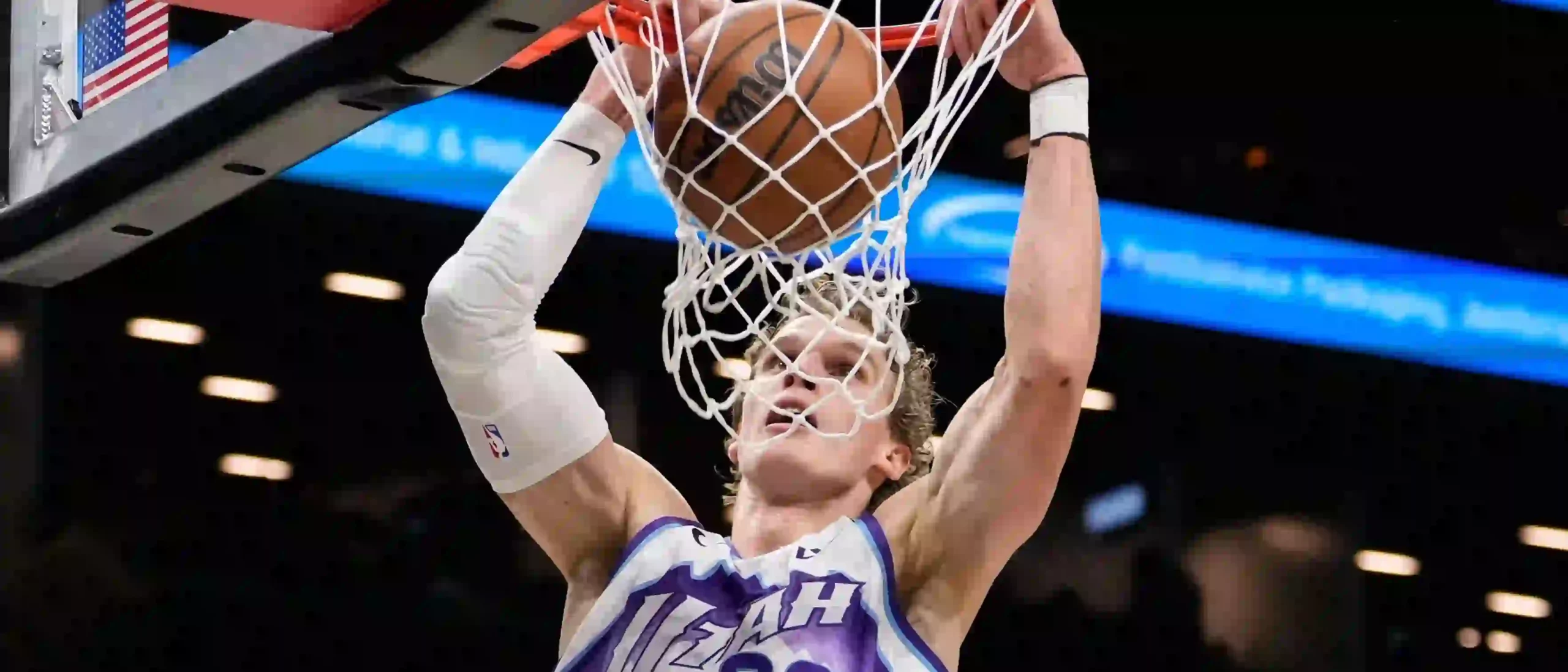 Lauri Markkanen dunking the ball