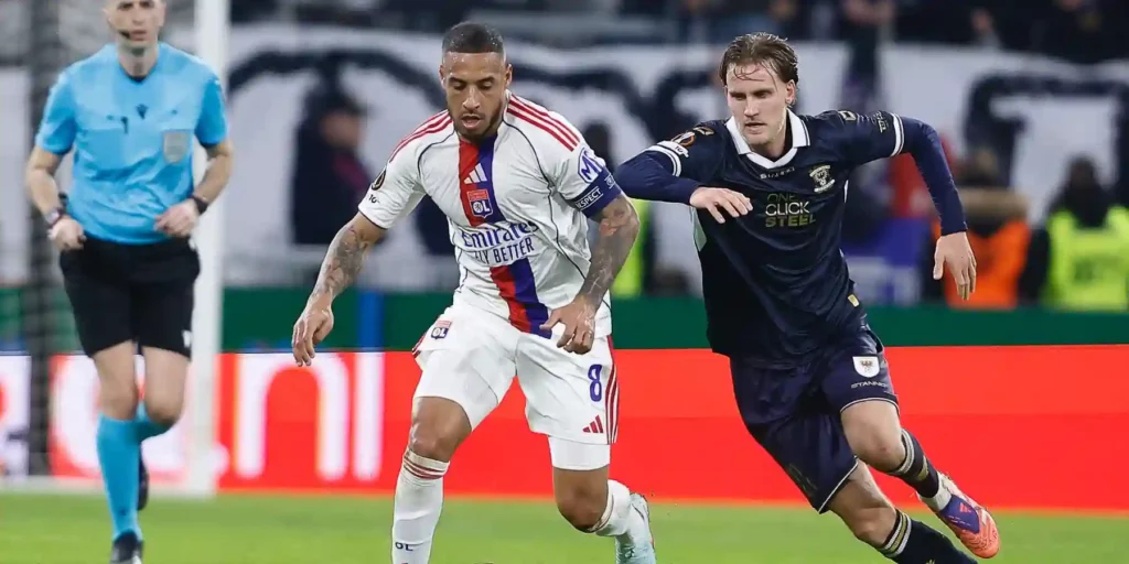 Lyon and Go Ahead Eagles players in a battle for the ball
