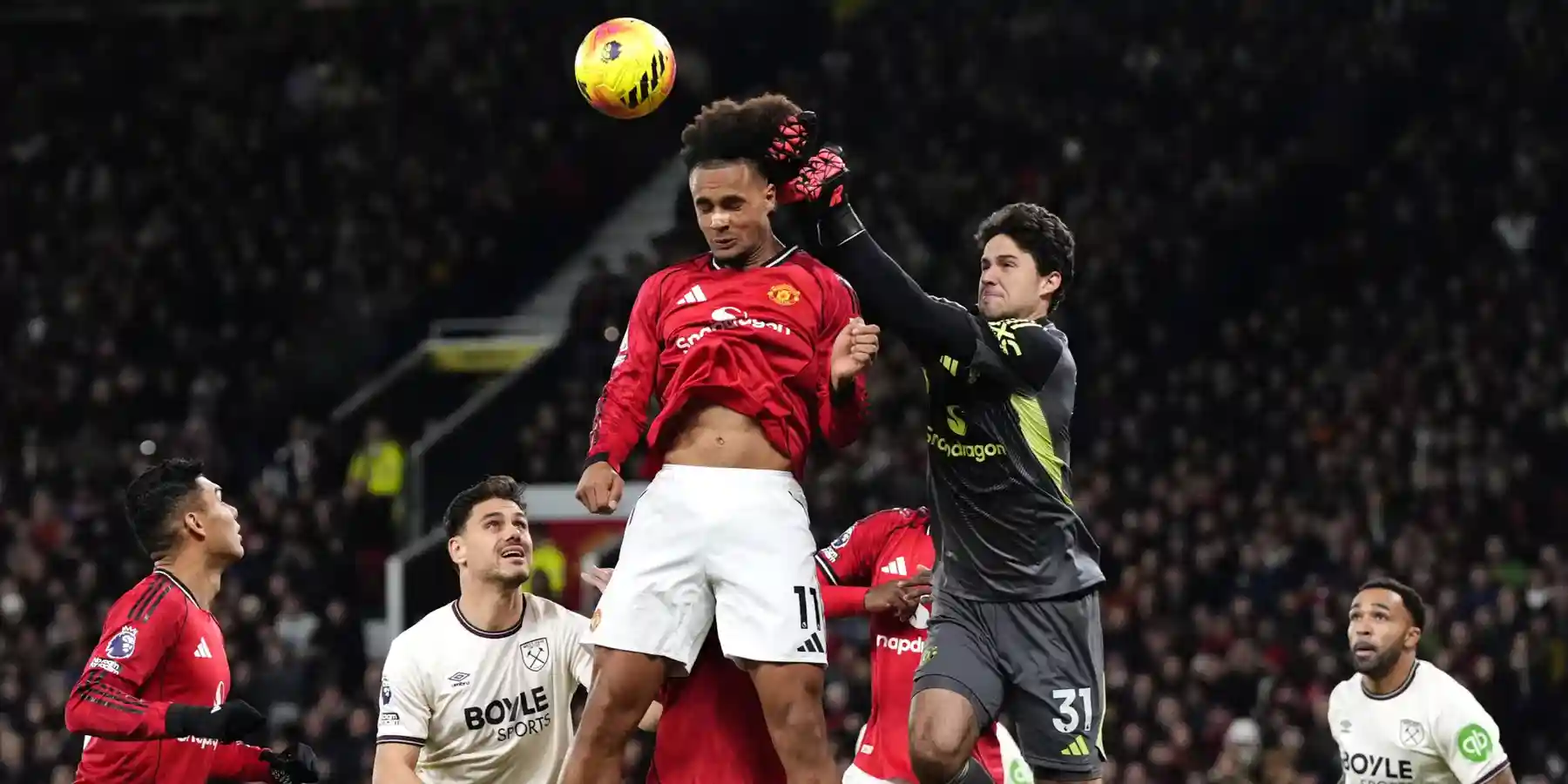 Joshua Zirkzee and West Ham goalkeeper jumping for a high ball