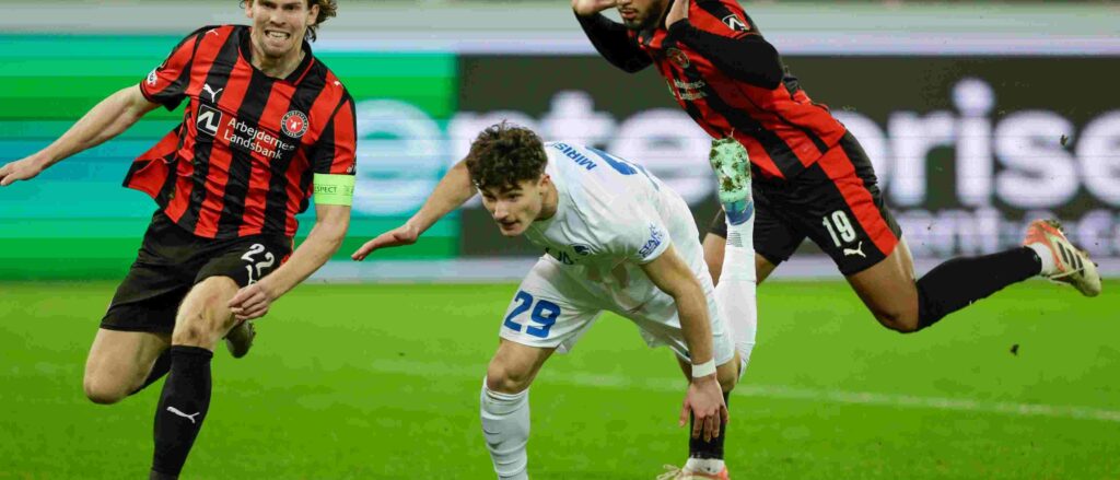 Midtjylland ang Genk players in a race who will get to the ball first