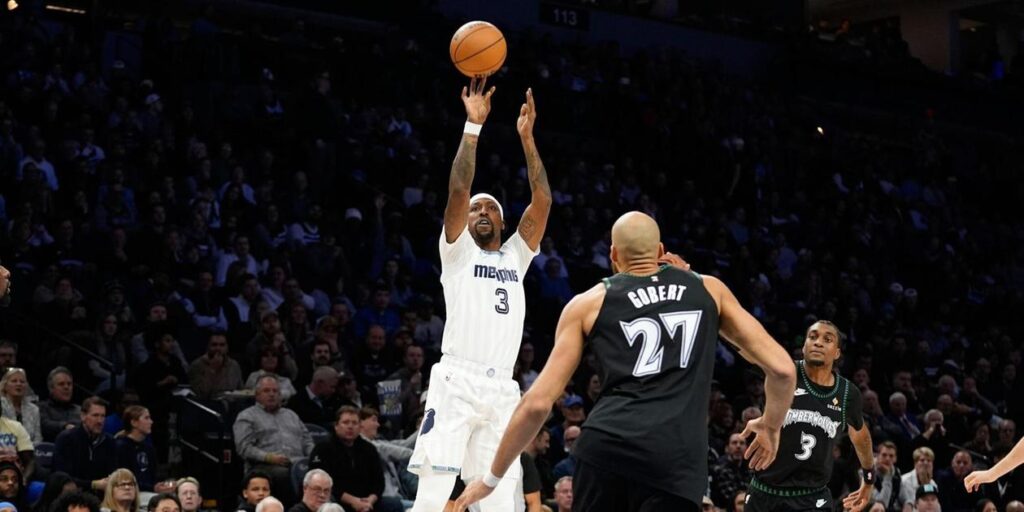 Kentavius Caldwell-Pope shoots from long range